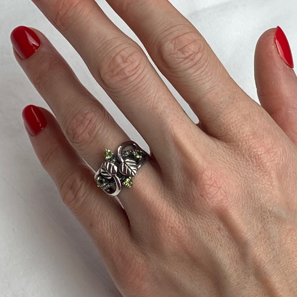 Silver vine leaf and Peridot ring - Picture 4 of 12